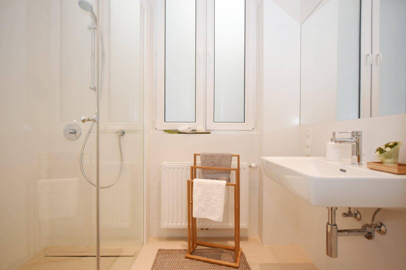 Modernes Badezimmer mit Dusche, Einzelwaschbecken und Fenster.