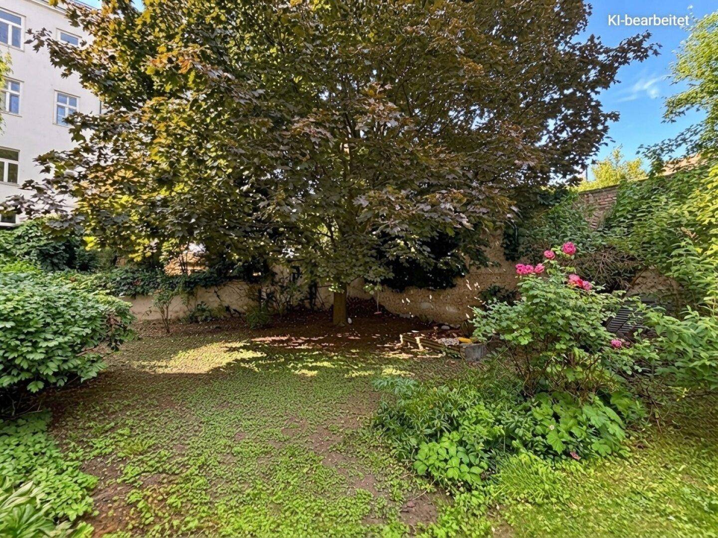 Grüner Gartenbereich mit großem Baum und Sträuchern, ideal zum Entspannen.
