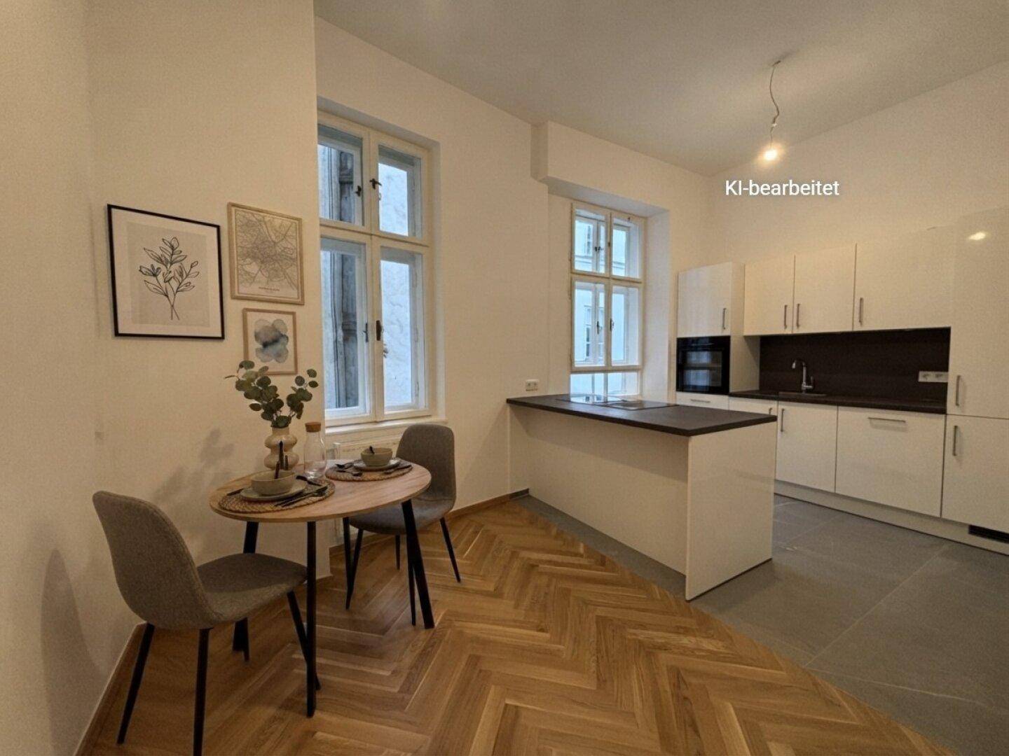 Moderne Küche mit weißen Hochglanzfronten, Kücheninsel und kleinem Essbereich mit Parkettboden.