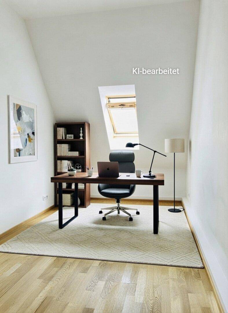Helles Arbeitszimmer im Dachgeschoss mit Schreibtisch, Bücherregal und Dachfenster.