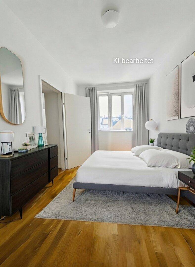 Helles Schlafzimmer mit Doppelbett, Kommode und Parkettboden.