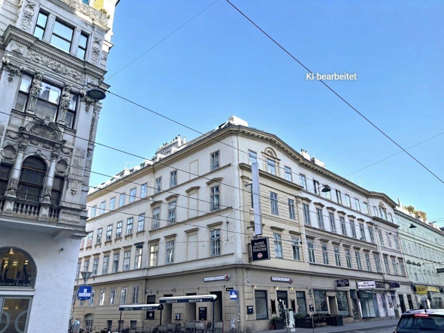 Historische Gebäude an einer Straßenecke mit detailreichen Fassaden unter klarem blauem Himmel in der Stadt.