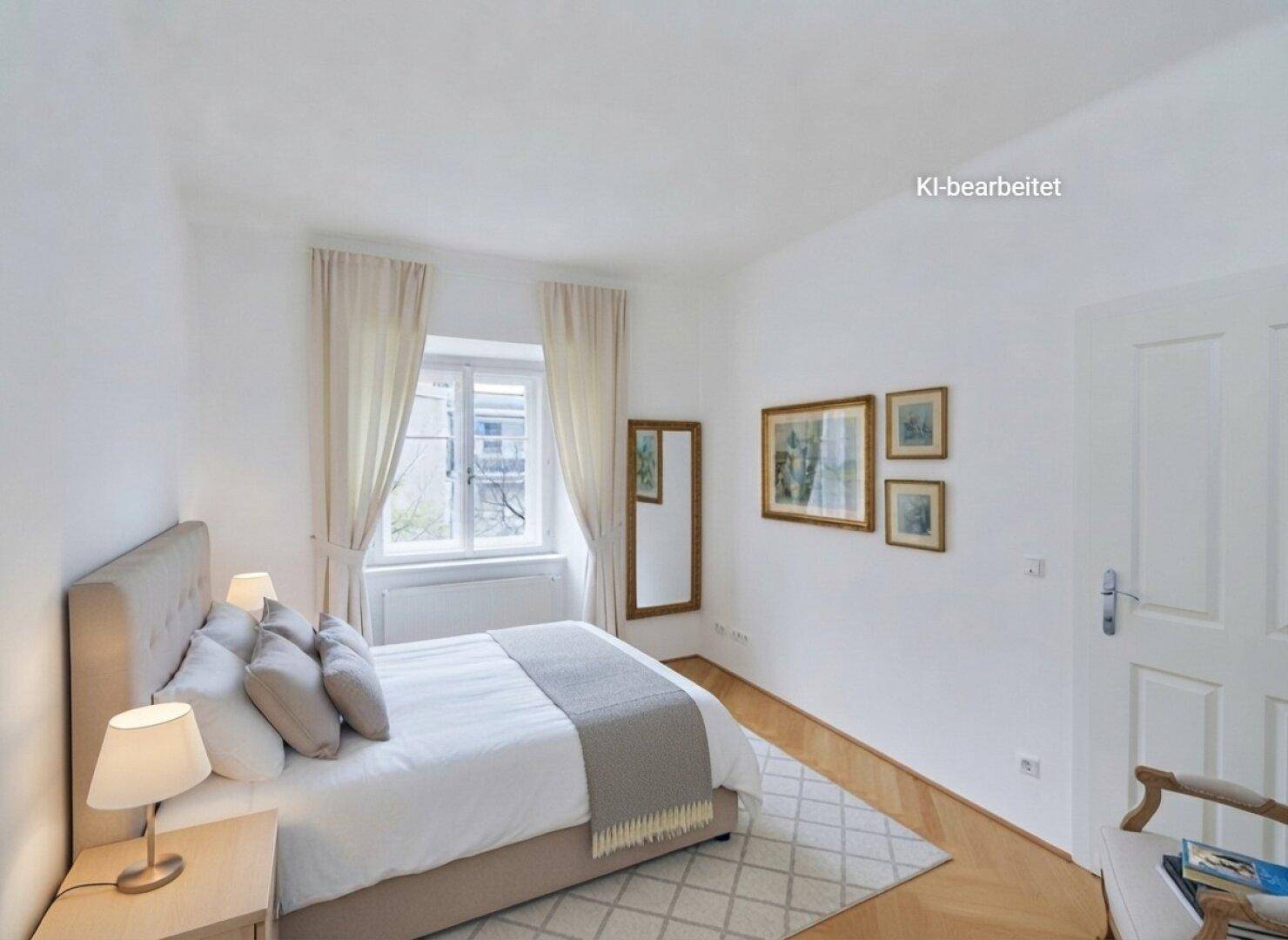 Virtuell eingerichtetes Schlafzimmer mit Doppelbett, Parkettboden und Fenster.