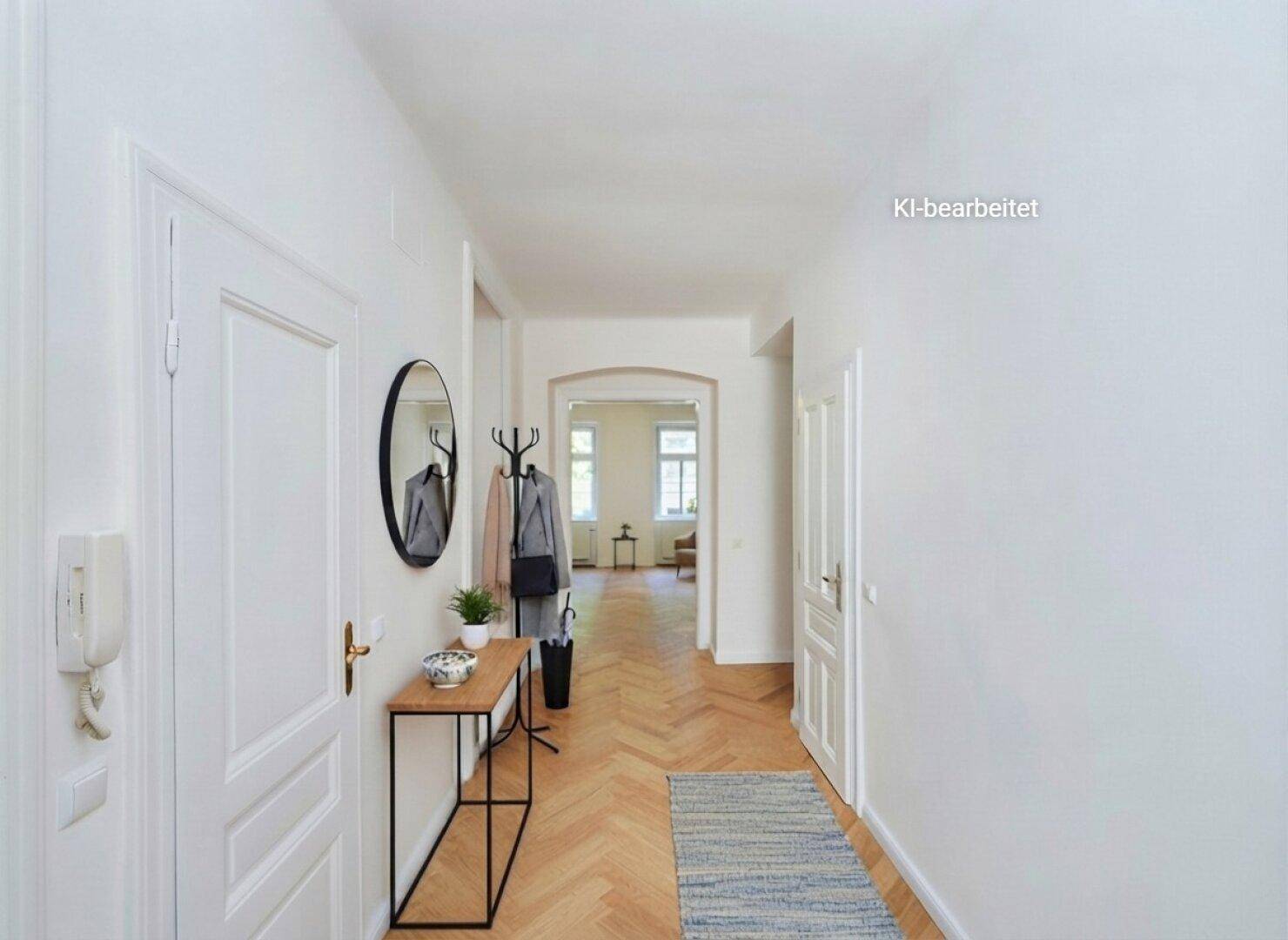 Heller Flur mit Fischgrätparkett, Spiegel und Garderobe, der zu weiteren Räumen führt, künstlich inszeniert.