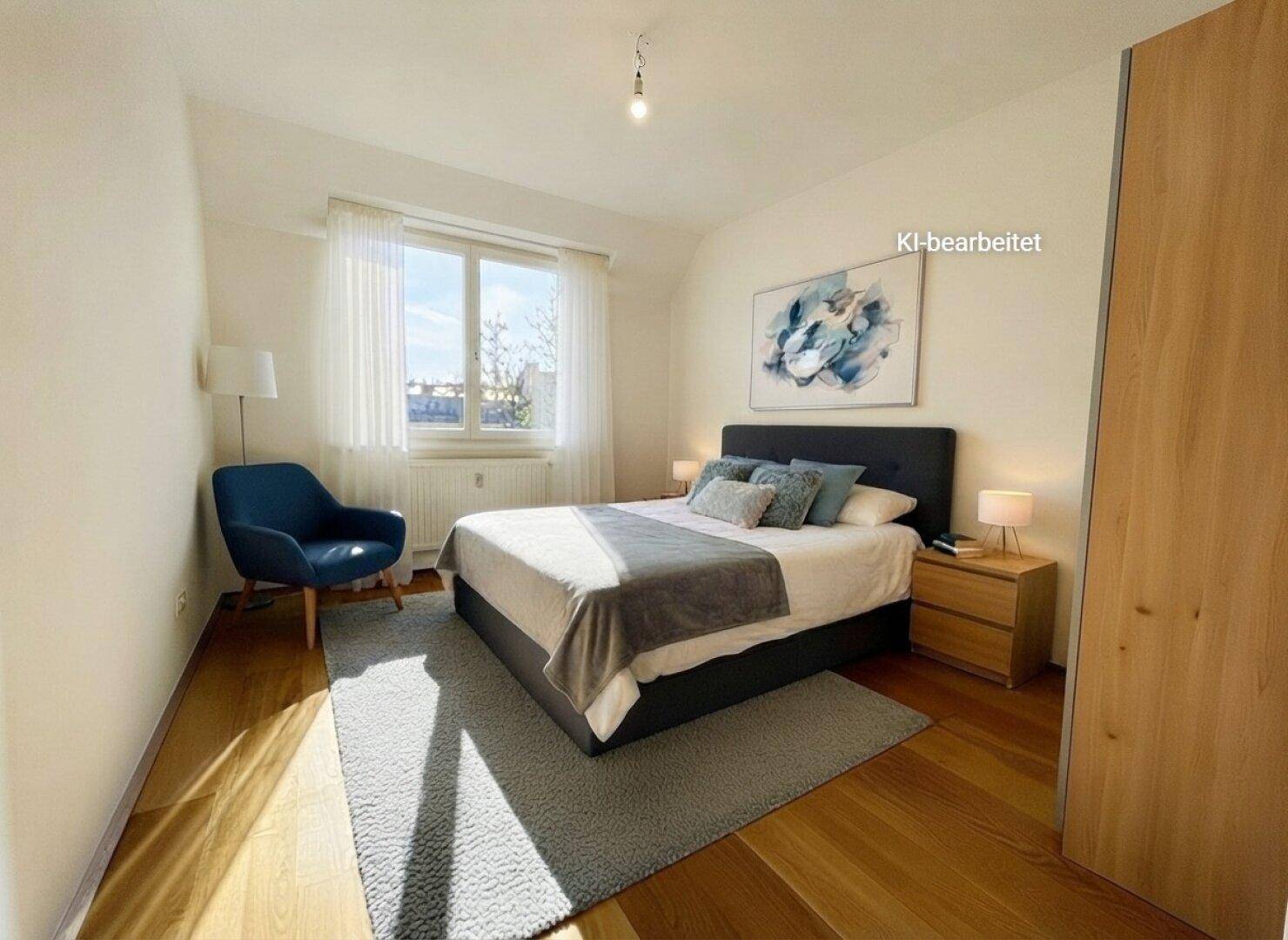 Helles Schlafzimmer mit Holzboden, großem Fenster und modernem Doppelbett.