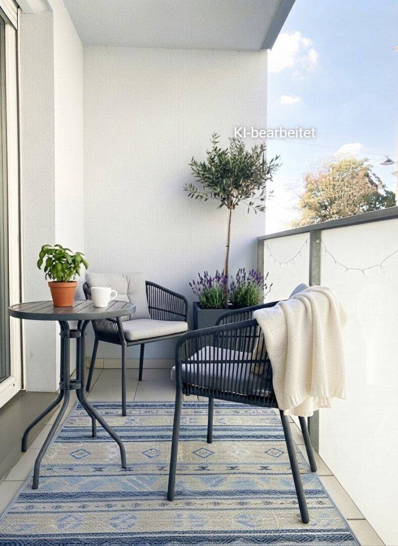 Gemütlicher Balkon mit Sitzgelegenheiten und Pflanzen, ideal zum Entspannen im Freien.