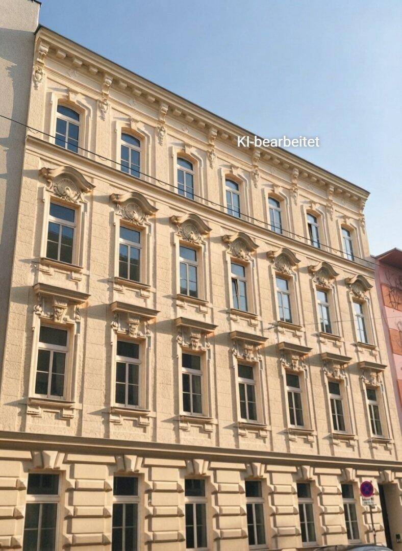 Eindrucksvolle Fassade eines Altbaus mit reich verzierten Fenstern und klassischer Architektur in der Stadt.