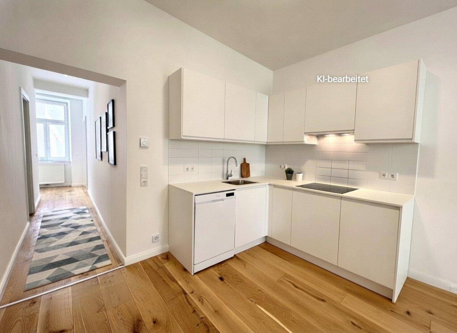 Moderne Einbauküche mit weißen Schränken, integriertem Geschirrspüler und Holzboden.