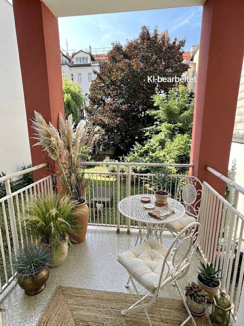 Gemütlicher Balkon mit Pflanzen, Sitzgelegenheiten und Blick ins Grüne.
