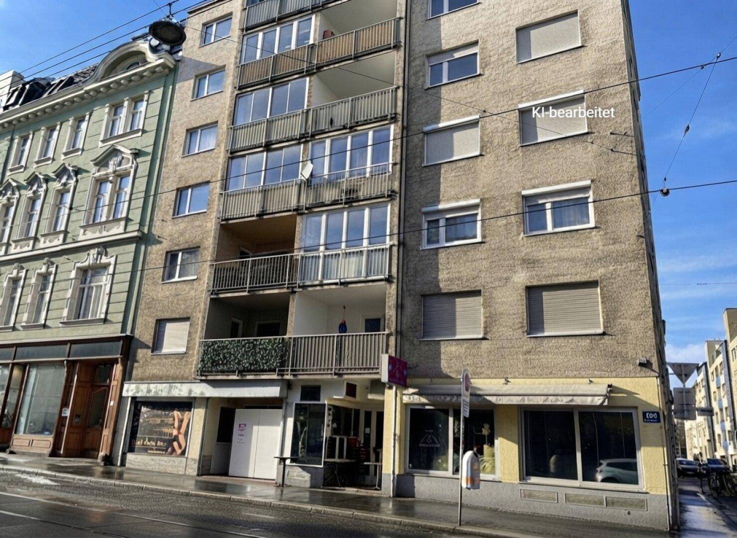 Nahaufnahme der Fassade mit Balkonen und Fenstern, die das Stadtbild prägen.