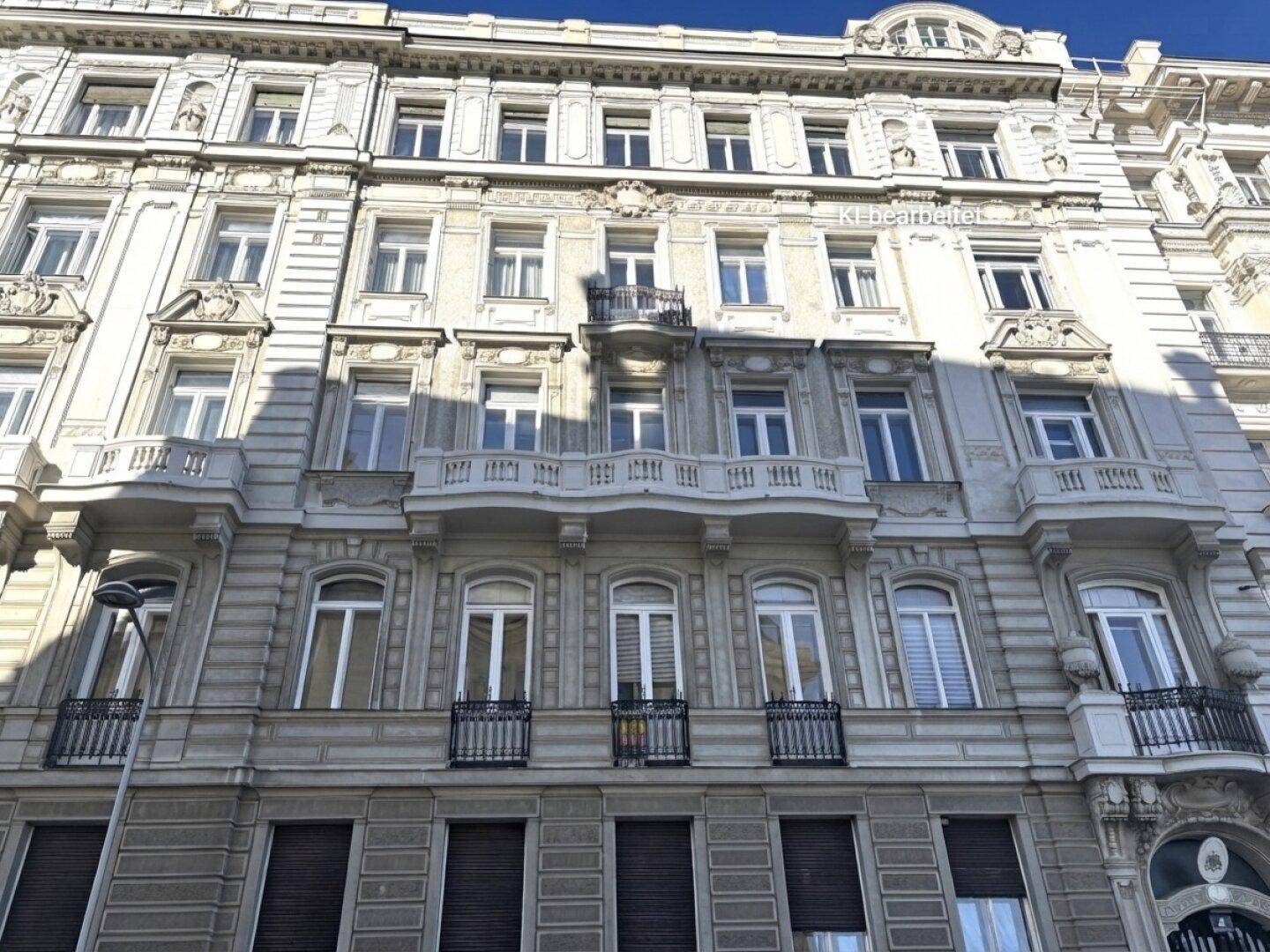Detailansicht einer prächtigen Gebäudefassade mit reich verzierten Balkonen und architektonischen Elementen.