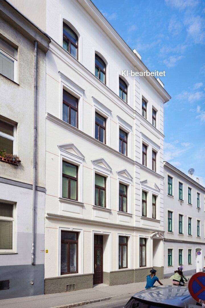 Historisches Gebäude mit weißer Fassade und klassischen Fenstern, eingebettet in eine städtische Umgebung.