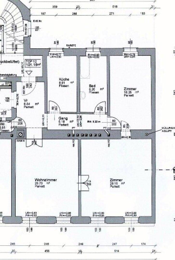 Grundriss einer Wohnung mit mehreren Zimmern, Küche und Bad, inklusive Loggia.