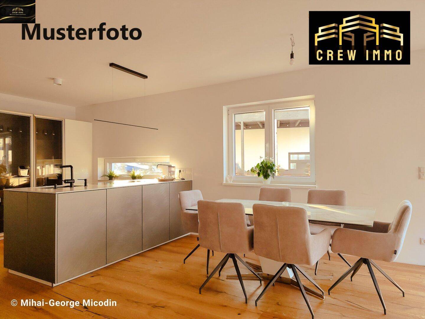 Moderne Küche mit Kücheninsel und Essbereich, ausgestattet mit Holzboden und stilvollen Möbeln.
