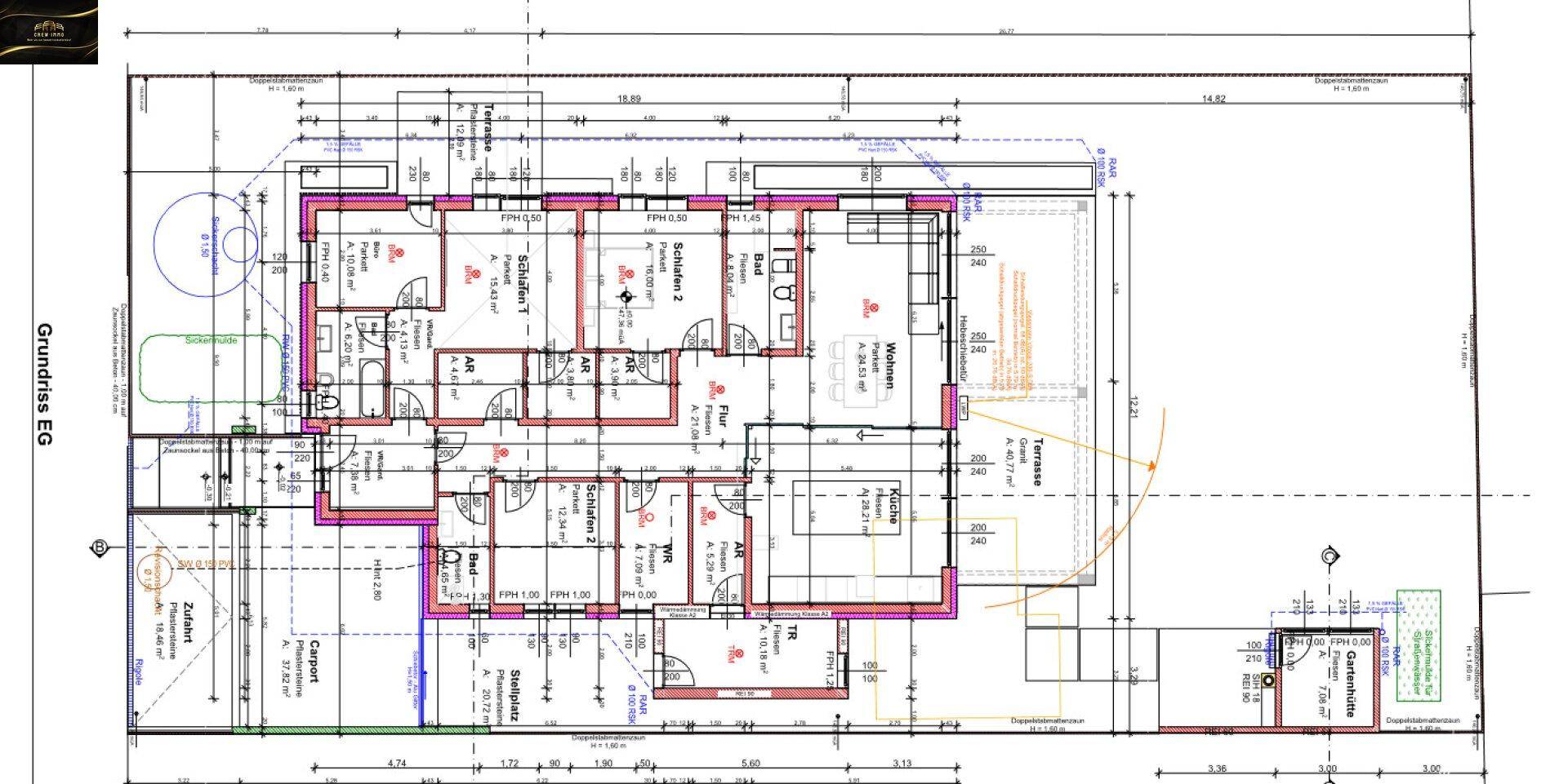 Detaillierter Grundriss des Erdgeschosses mit mehreren Zimmern und Außenbereichen.