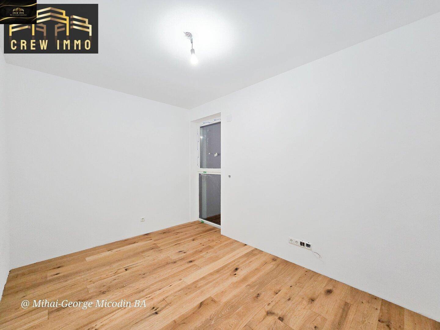 Kleineres Zimmer mit Holzboden und Fenster, ideal als Kinderzimmer oder Arbeitszimmer nutzbar.