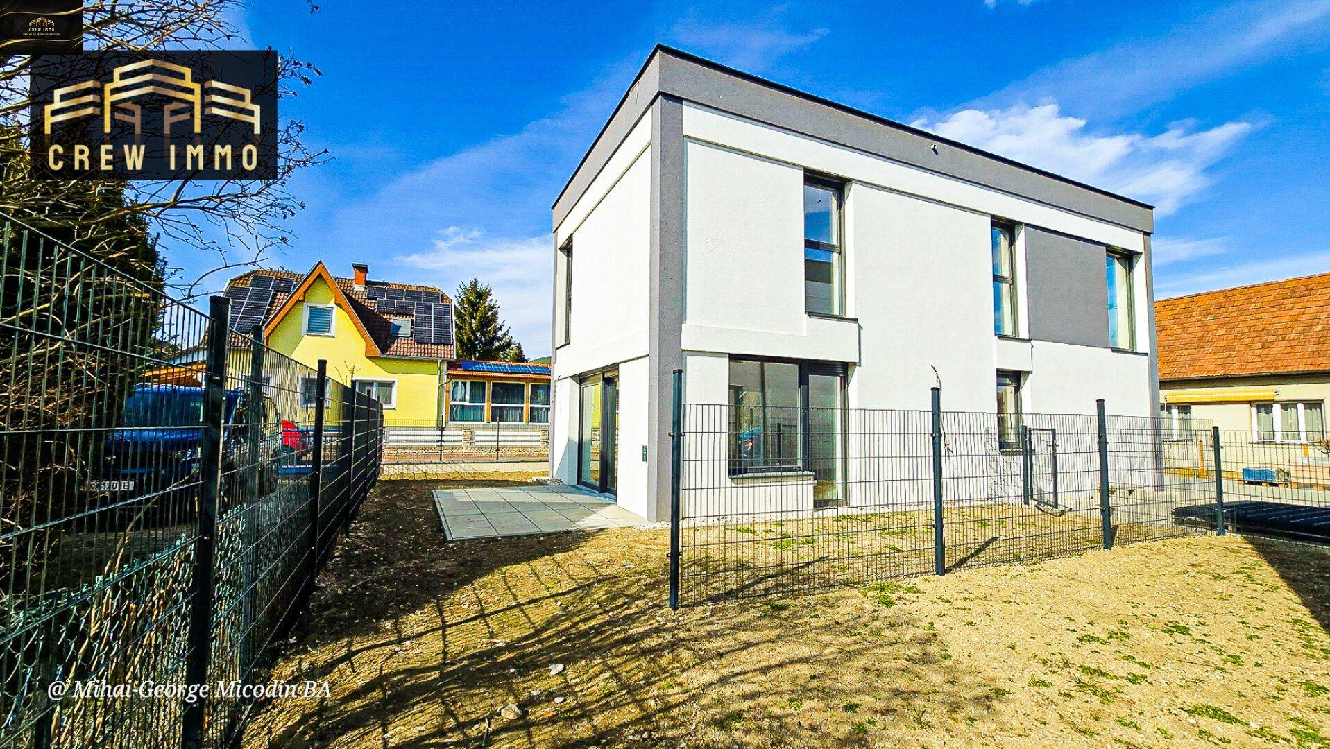 Hinterhof mit kleiner Terrasse und Gartenbereich, ideal für Entspannung im Freien.