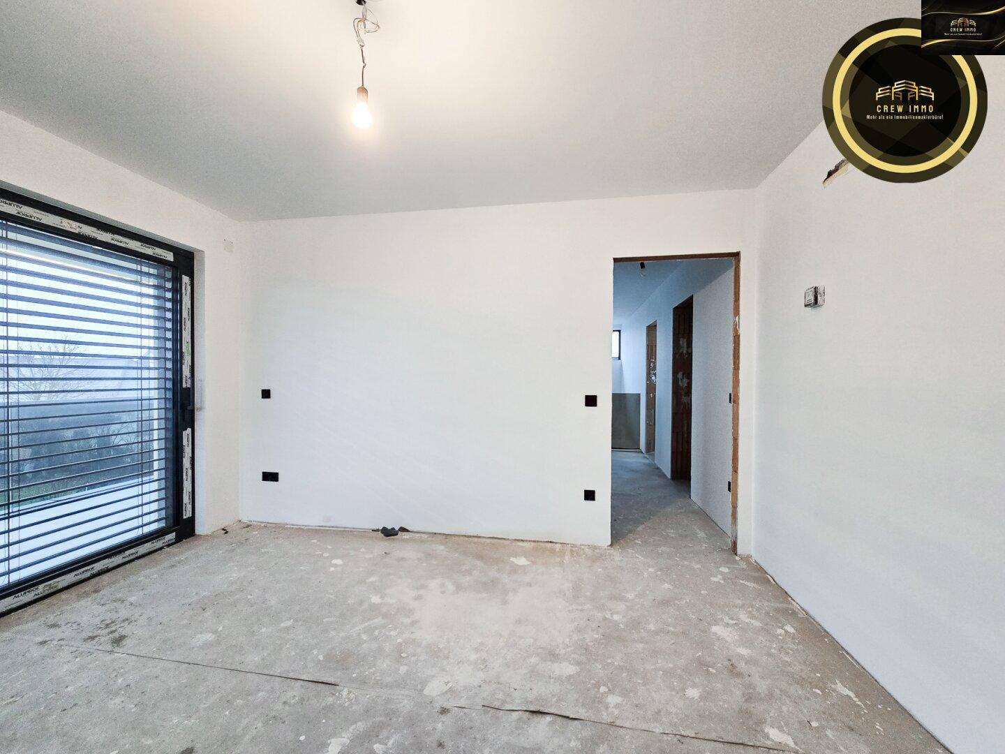 Modernes Smart-Home-Bedienfeld an der Wand neben der Treppe.