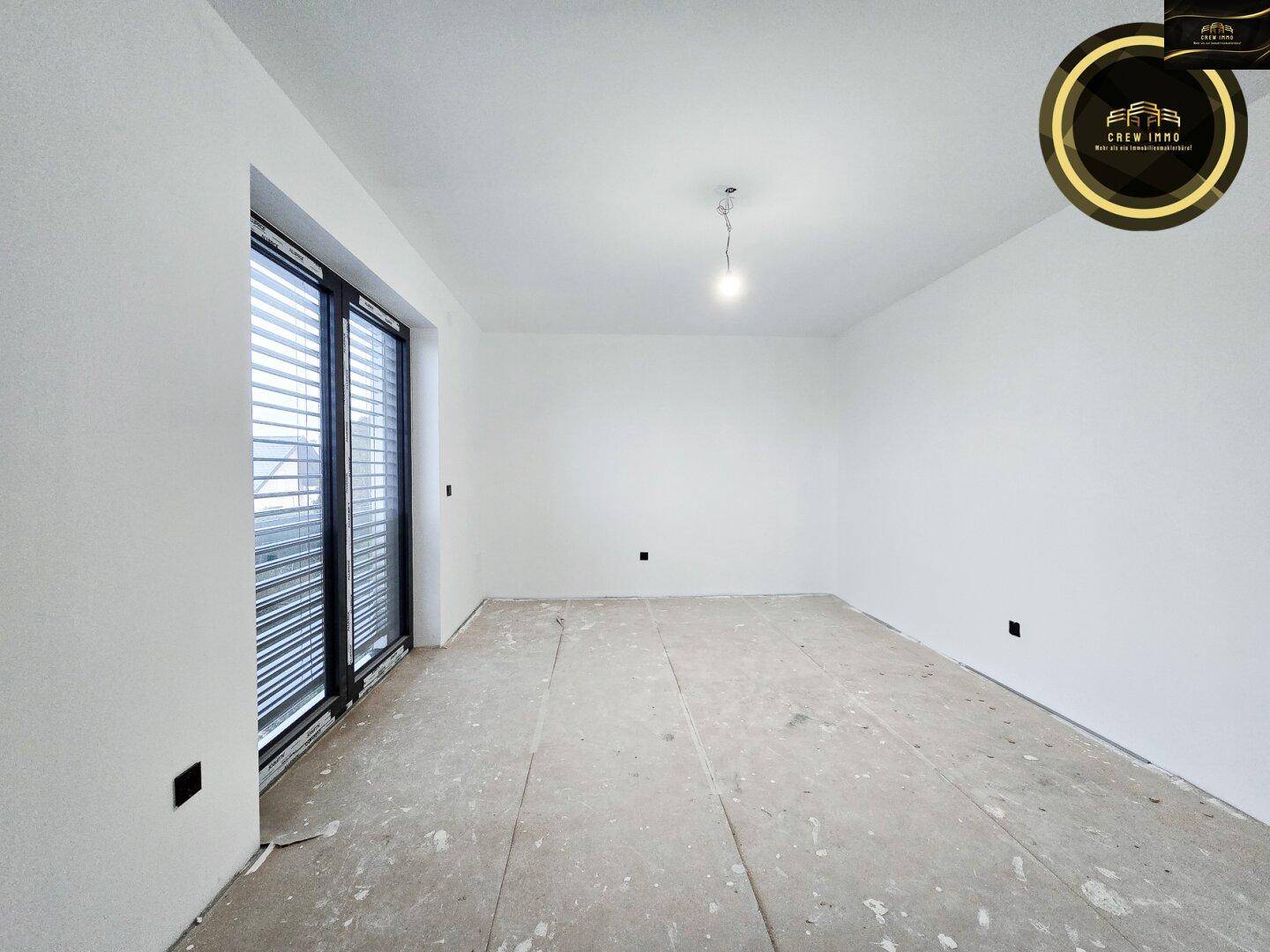 Grundriss des Erdgeschosses mit offenem Wohn-Essbereich, Küche, Terrasse und Pool.