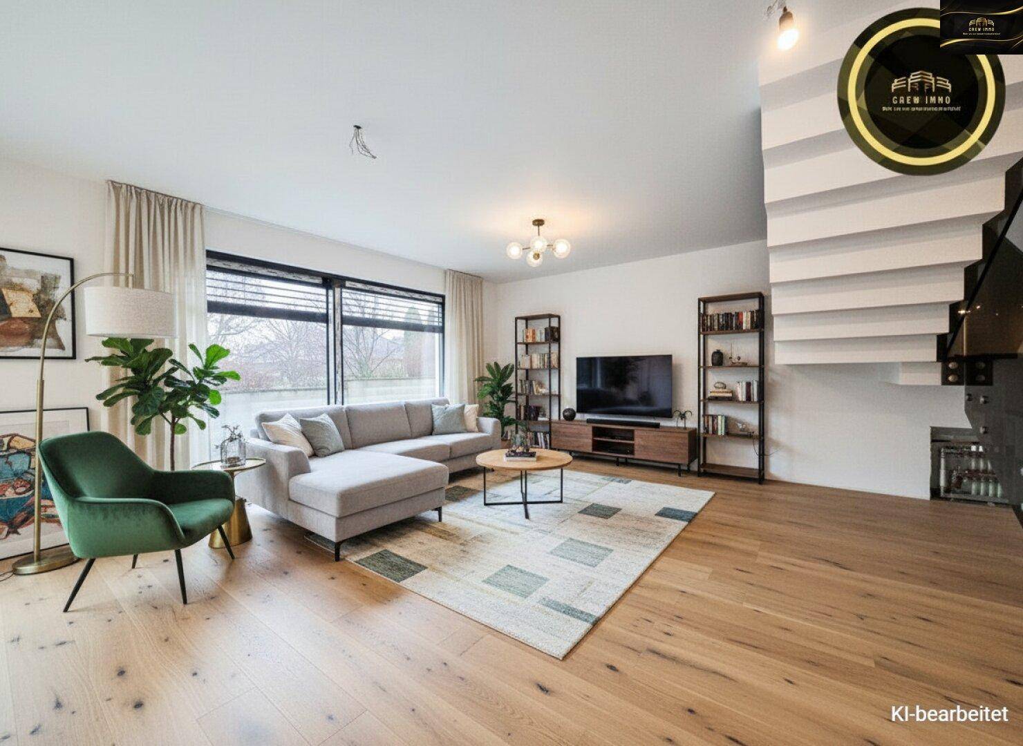 Modernes Wohnzimmer mit Eichenparkett, bequemer Couch und Zugang zur Terrasse.