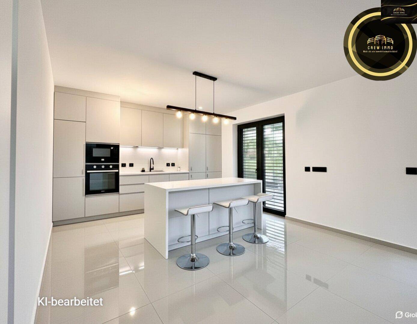 Moderne Küche mit heller Fliesenboden, Kücheninsel und hochwertigen Einbaugeräten.