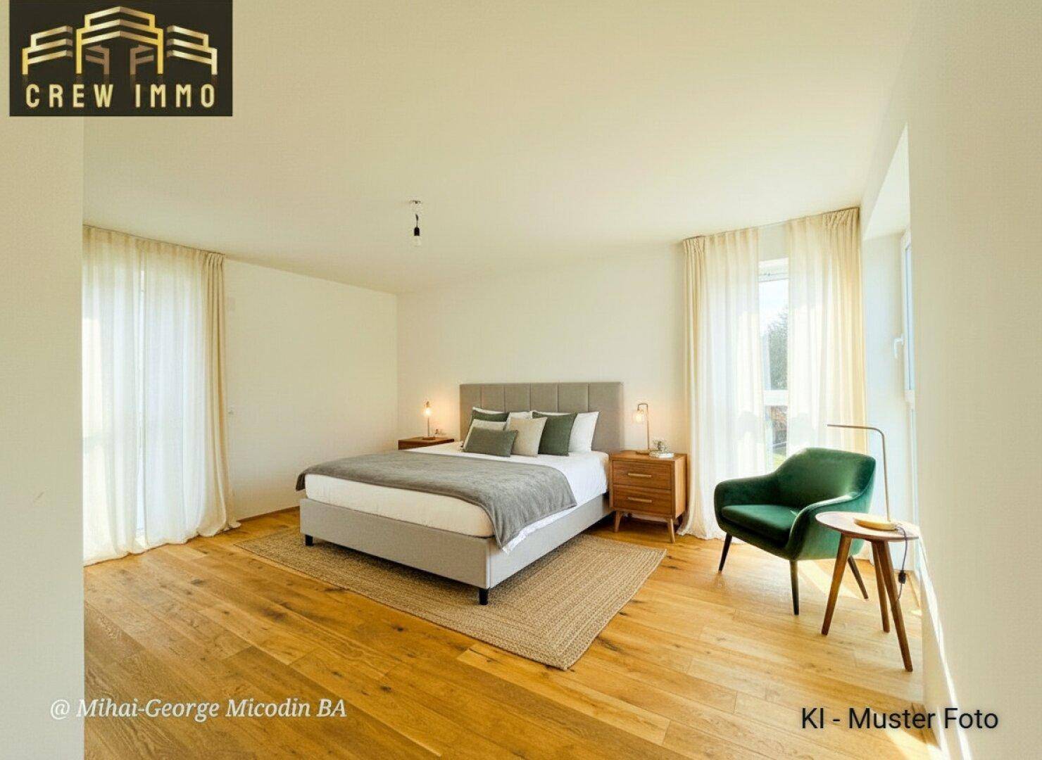 Gemütliches Schlafzimmer mit Holzboden, großem Bett und viel Tageslicht durch die Fenster.