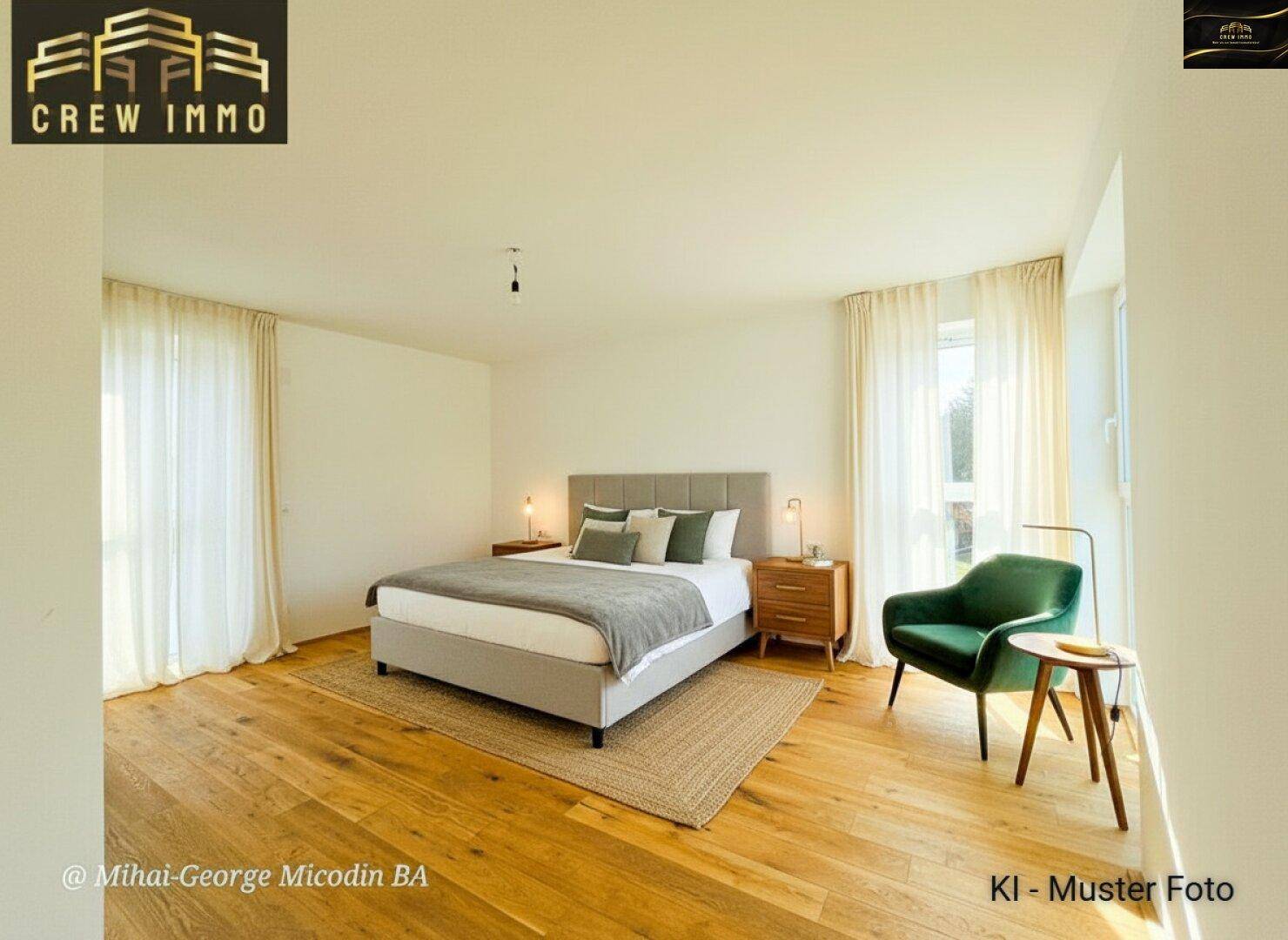 Helles Schlafzimmer mit Holzboden, großem Bett und viel Tageslicht durch die Fenster.