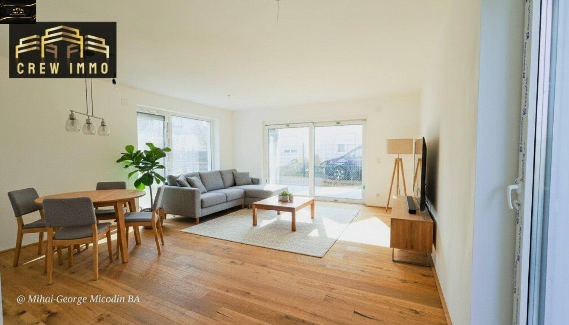 Helles Wohn- und Esszimmer mit Holzboden, gemütlicher Sitzecke und Zugang zur Terrasse.