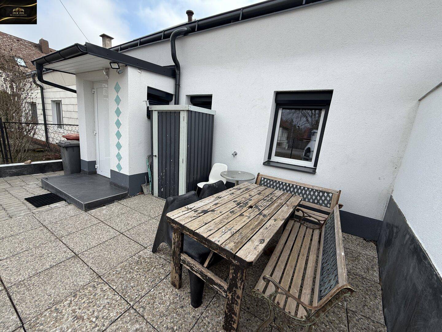 Rustikale Holzmöbel auf der Terrasse, ideal für entspannte Stunden im Freien.