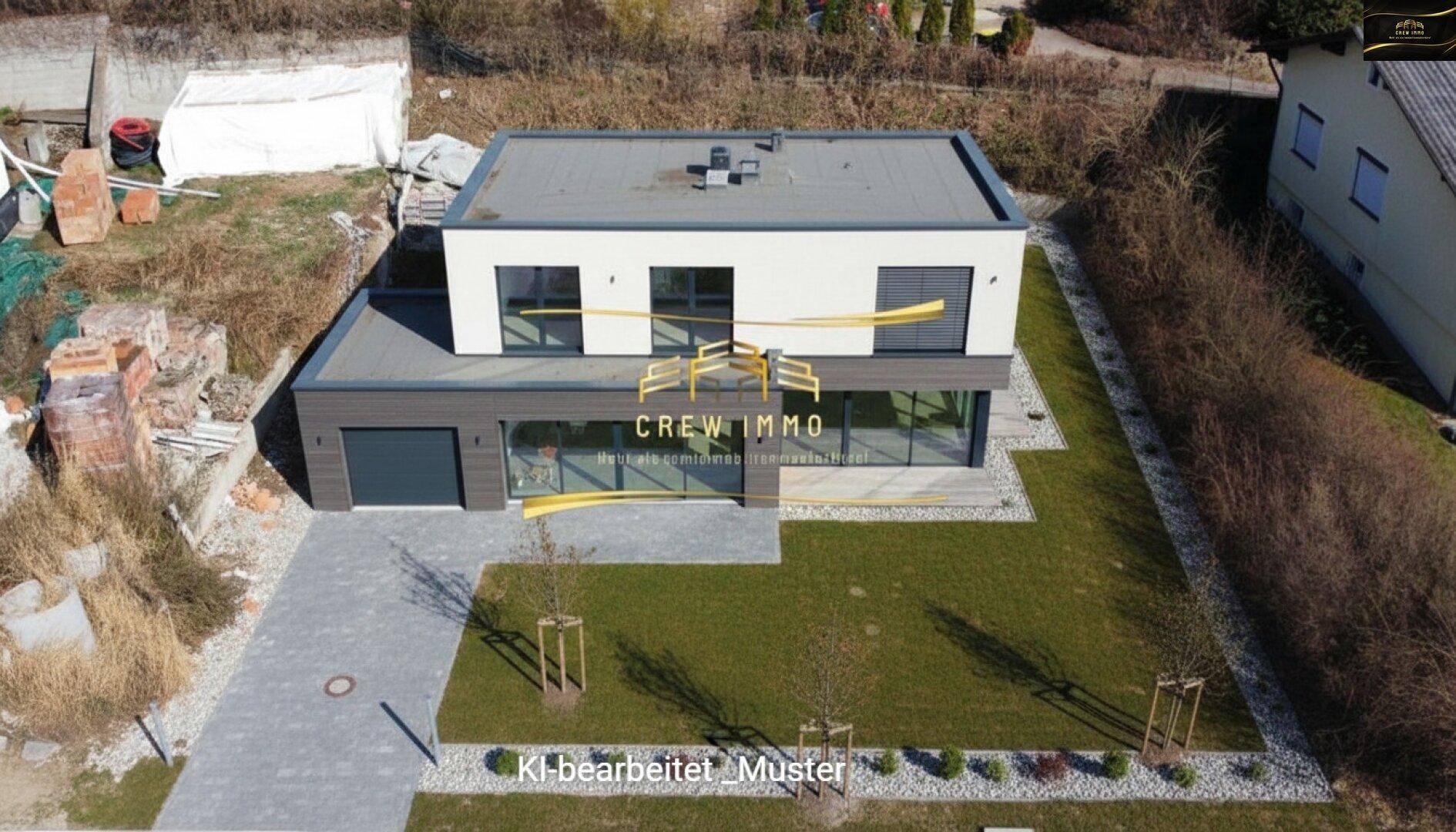 Moderne Neubauvilla mit Flachdach, großen Fenstern und gepflegtem Gartenbereich aus der Vogelperspektive.