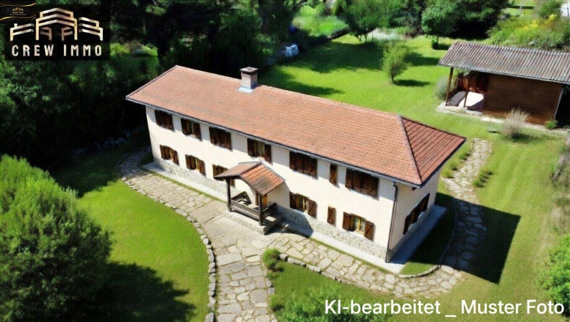 Traditionelles Haus mit ziegelgedecktem Dach, Fensterläden und einem weitläufigen Garten.