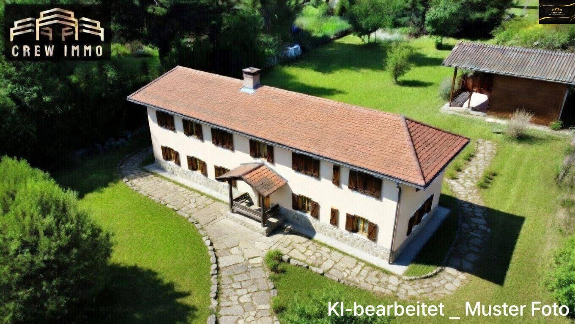 Traditionelles Haus mit ockerfarbener Fassade, braunem Ziegeldach und gepflastertem Weg.