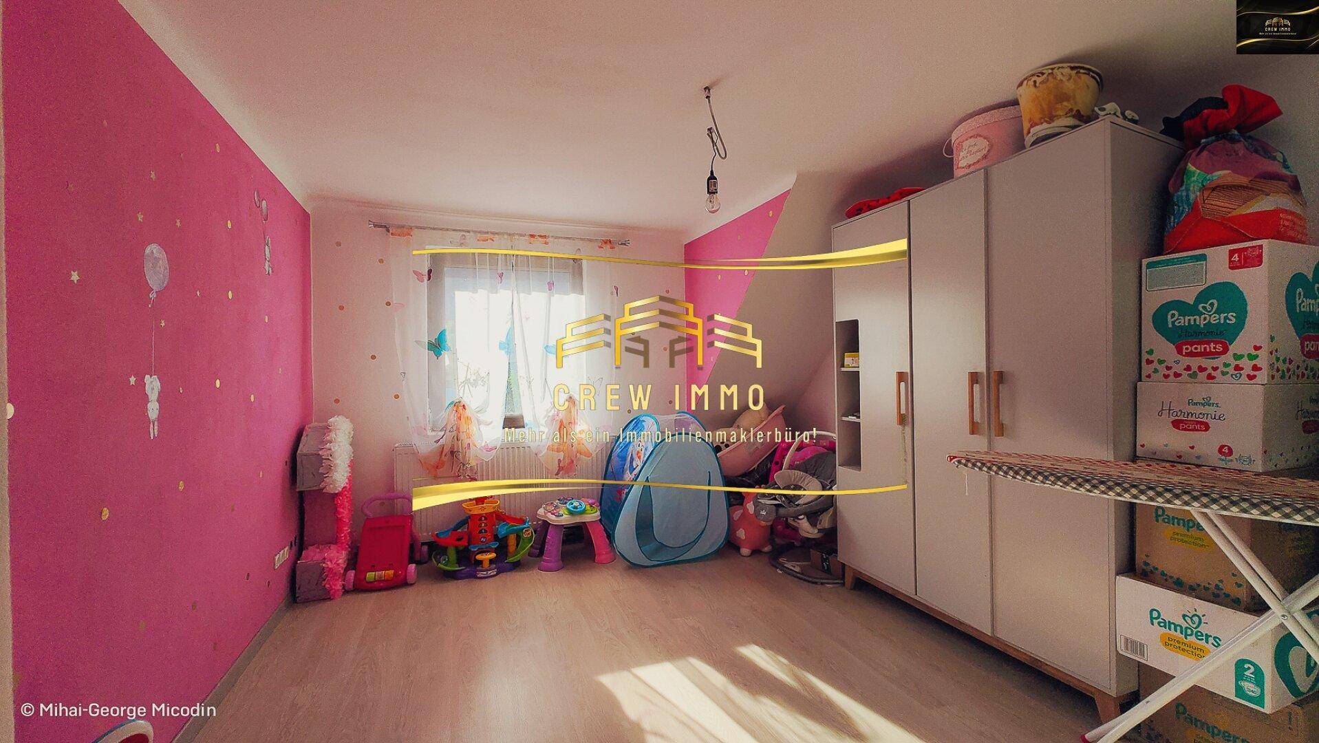 Farbenfrohes Kinderzimmer mit Spielzeug, Schrank und einem Fenster mit Vorhängen.