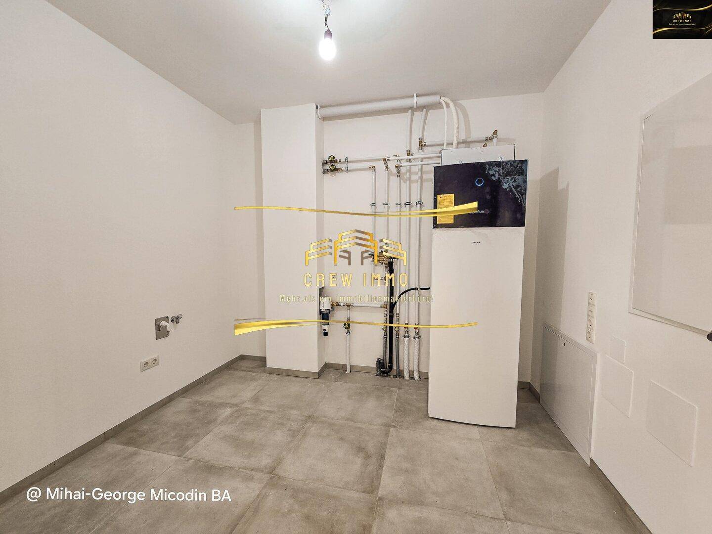 Technikraum mit Heizungsanlage und sichtbaren Rohrleitungen, funktional und gut organisiert.