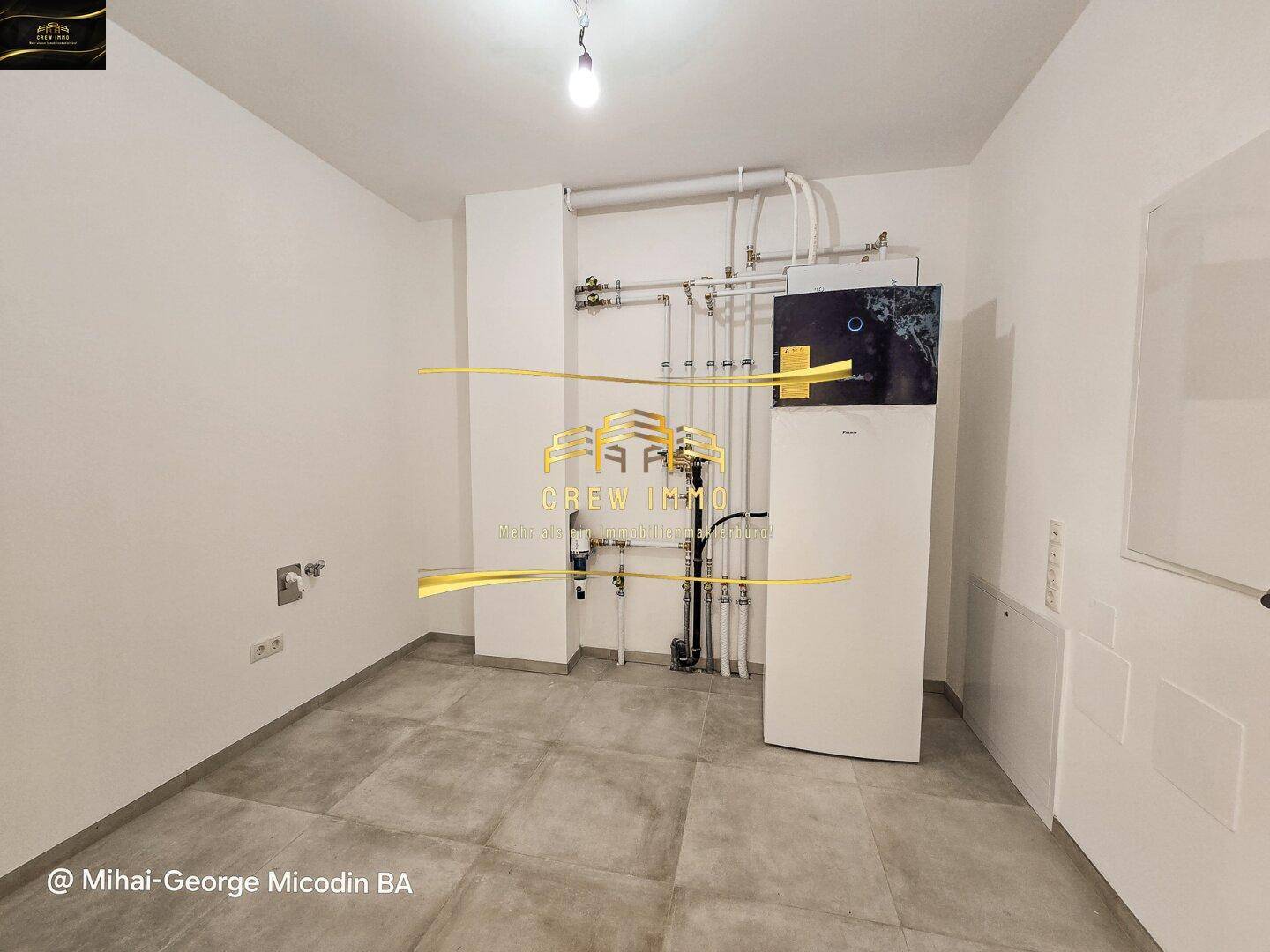 Technikraum mit Heizungsanlage und Leitungen, bietet Platz für Haushaltsgeräte.
