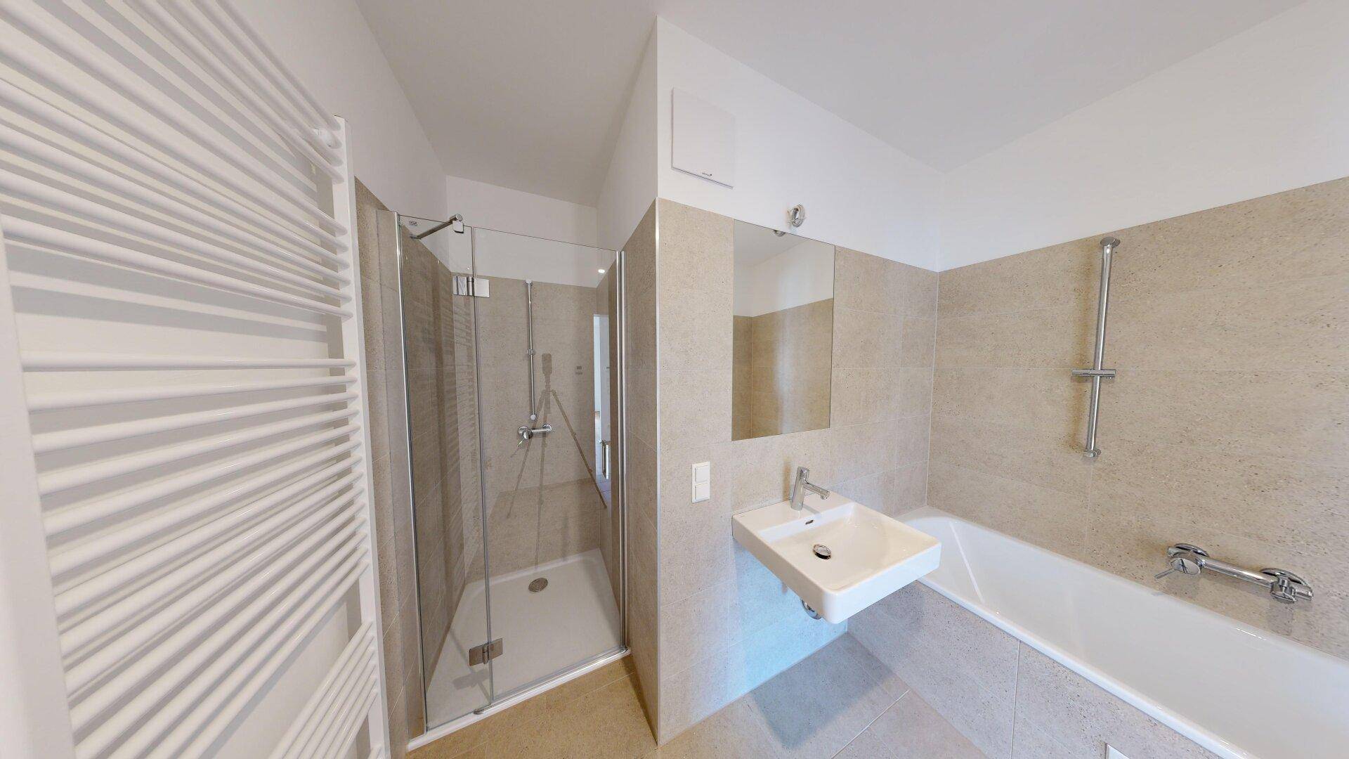 Modernes Badezimmer mit beigefarbenen Fliesen, Badewanne, begehbarer Dusche und Handtuchheizkörper.