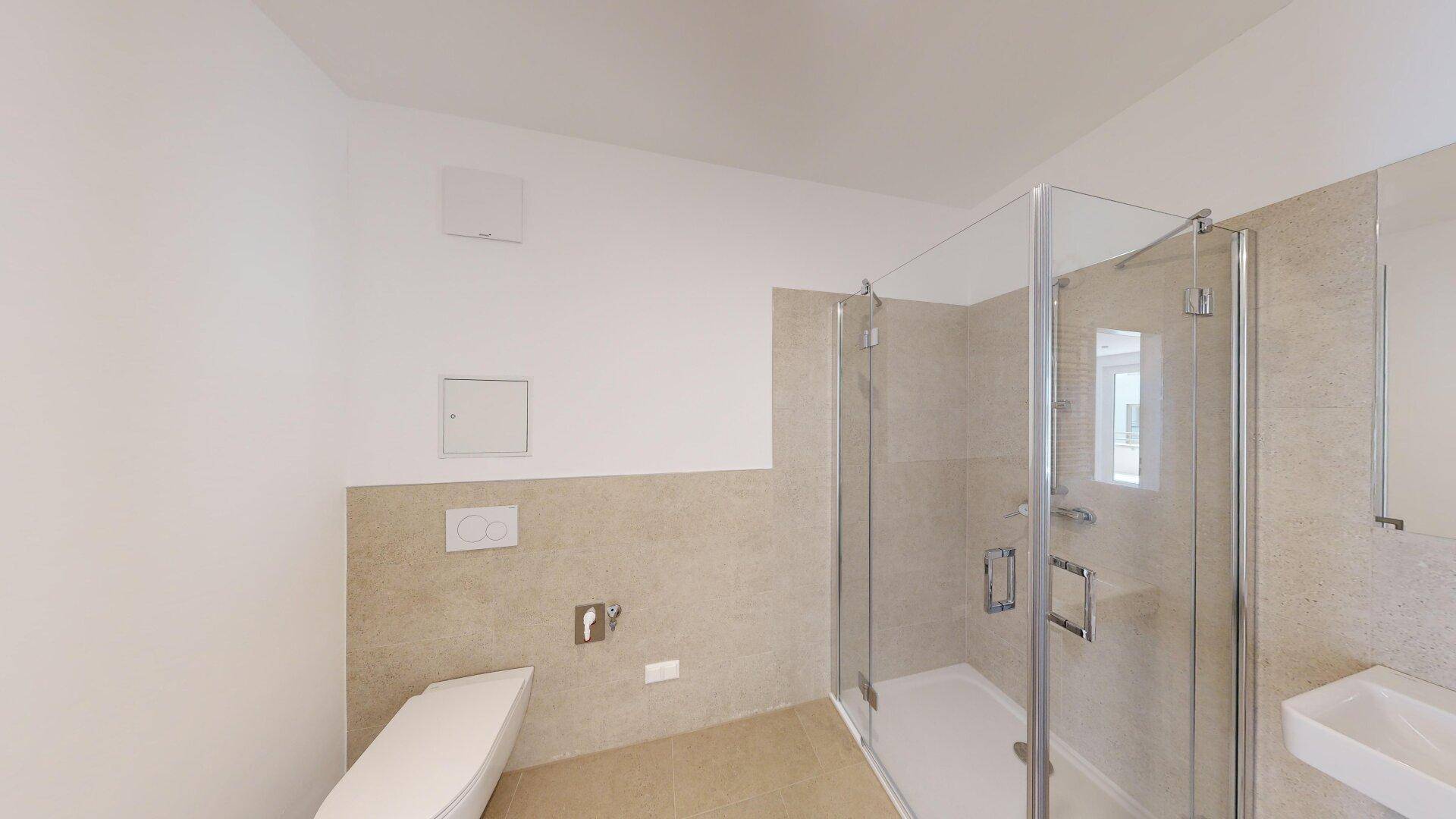 Modernes Badezimmer mit begehbarer Dusche, Wand-WC und hellen Fliesen.