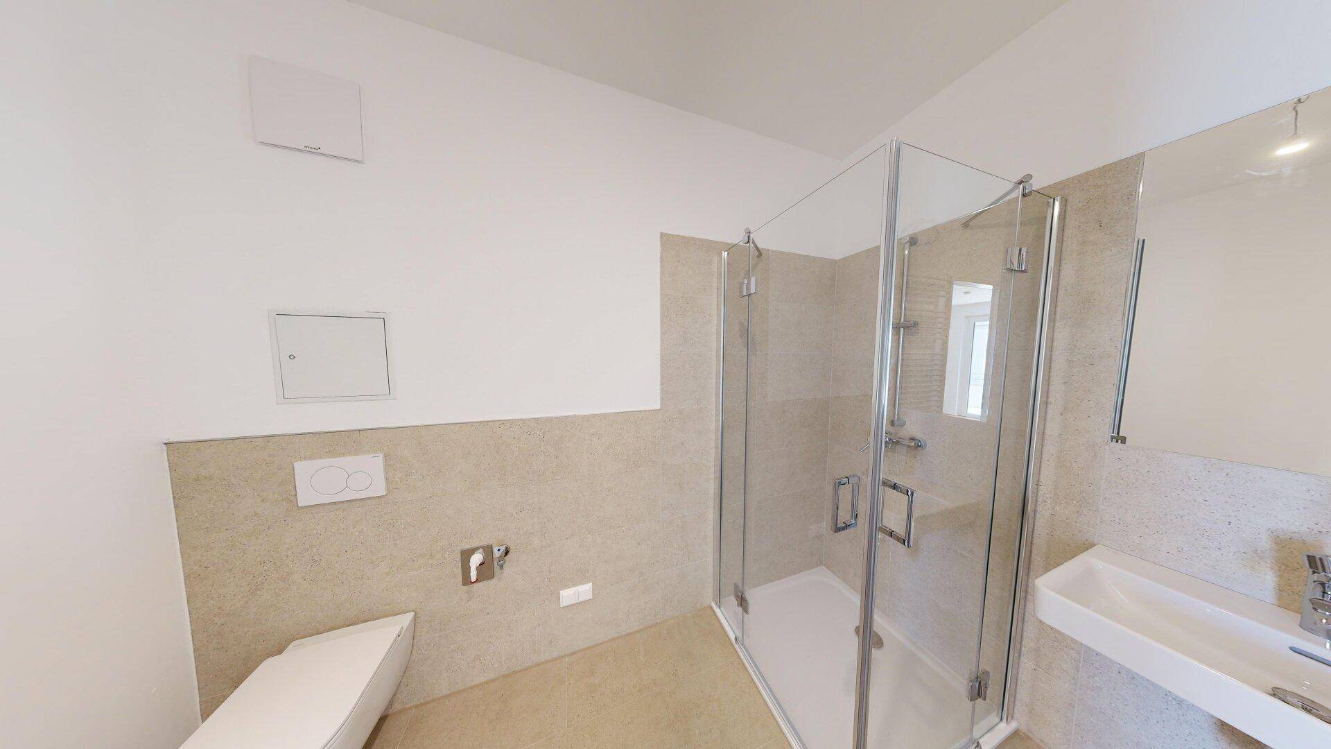 Modernes Badezimmer mit begehbarer Dusche, wandhängendem WC und hellem Fliesenboden.