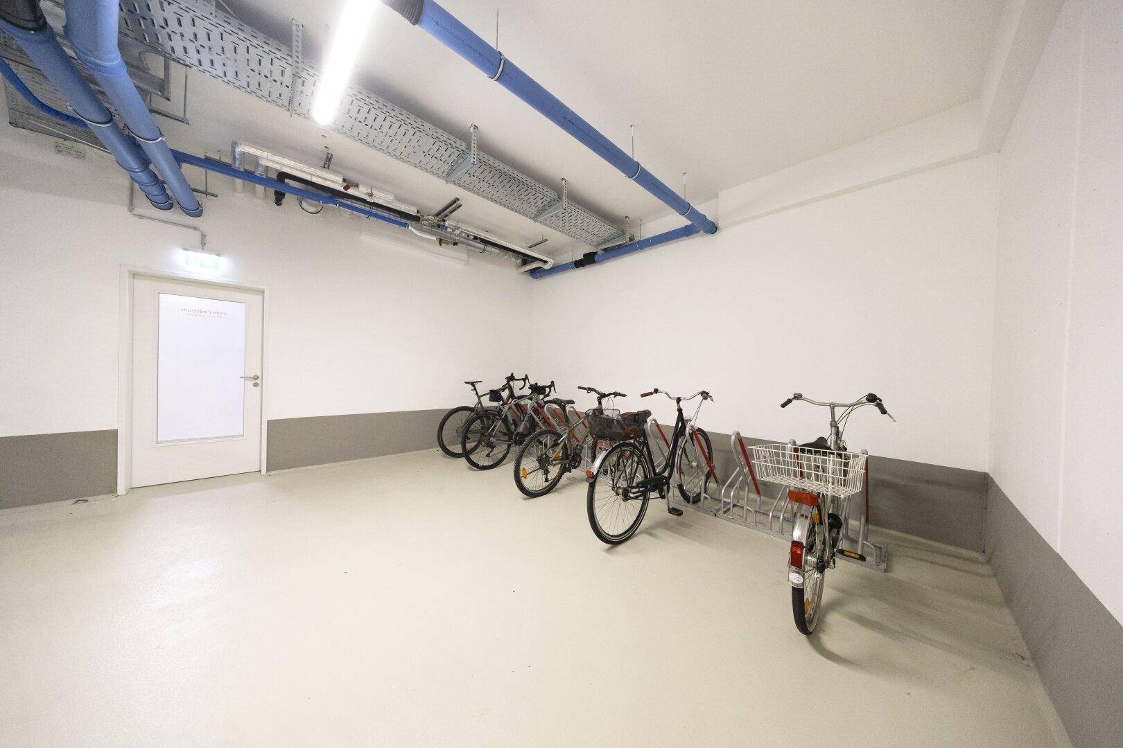 Geräumiger Fahrradraum im Untergeschoss mit praktischen Abstellmöglichkeiten und guter Beleuchtung.