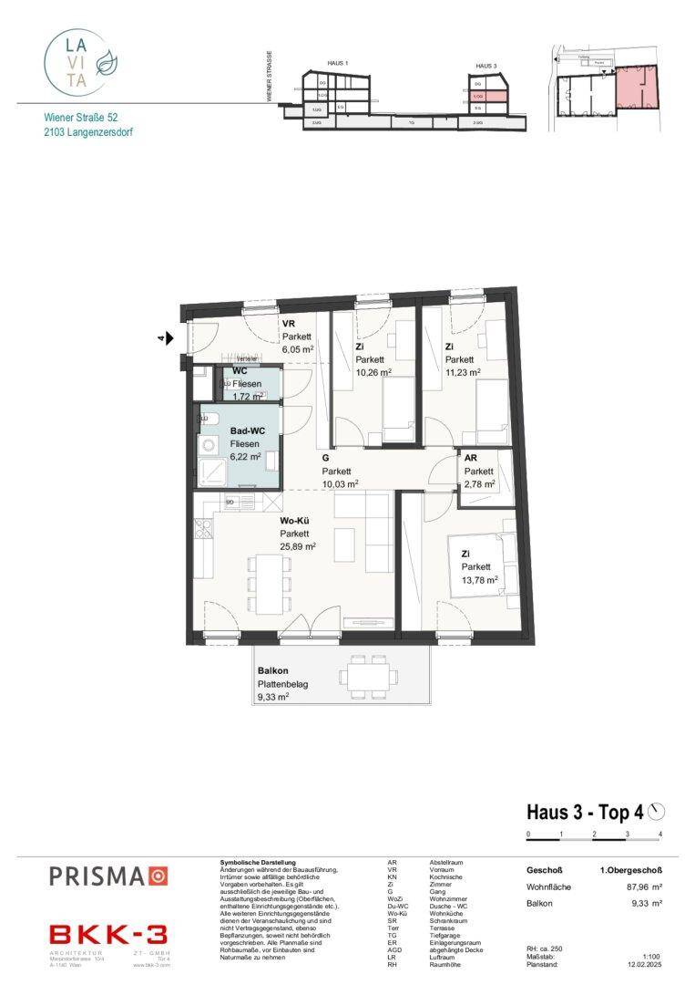 Grundriss einer Wohnung mit drei Zimmern, Bad, separatem WC und einem Balkon.