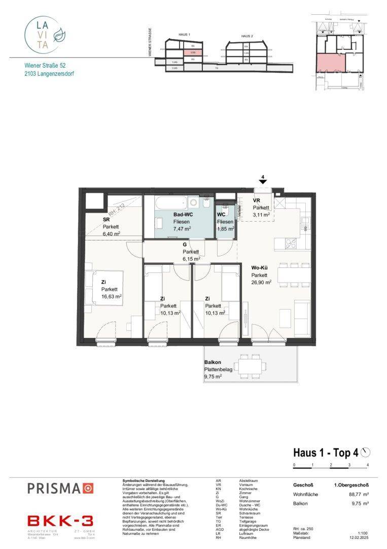 Grundriss einer Wohnung mit offenem Wohn-Kochbereich, drei Zimmern und Balkon.