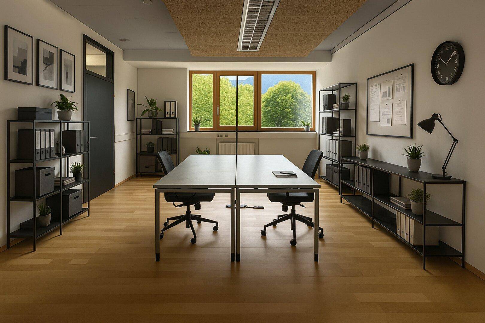 Modern eingerichteter Büroraum mit Regalen, Schreibtisch und Stühlen, bietet eine produktive Arbeitsumgebung.
