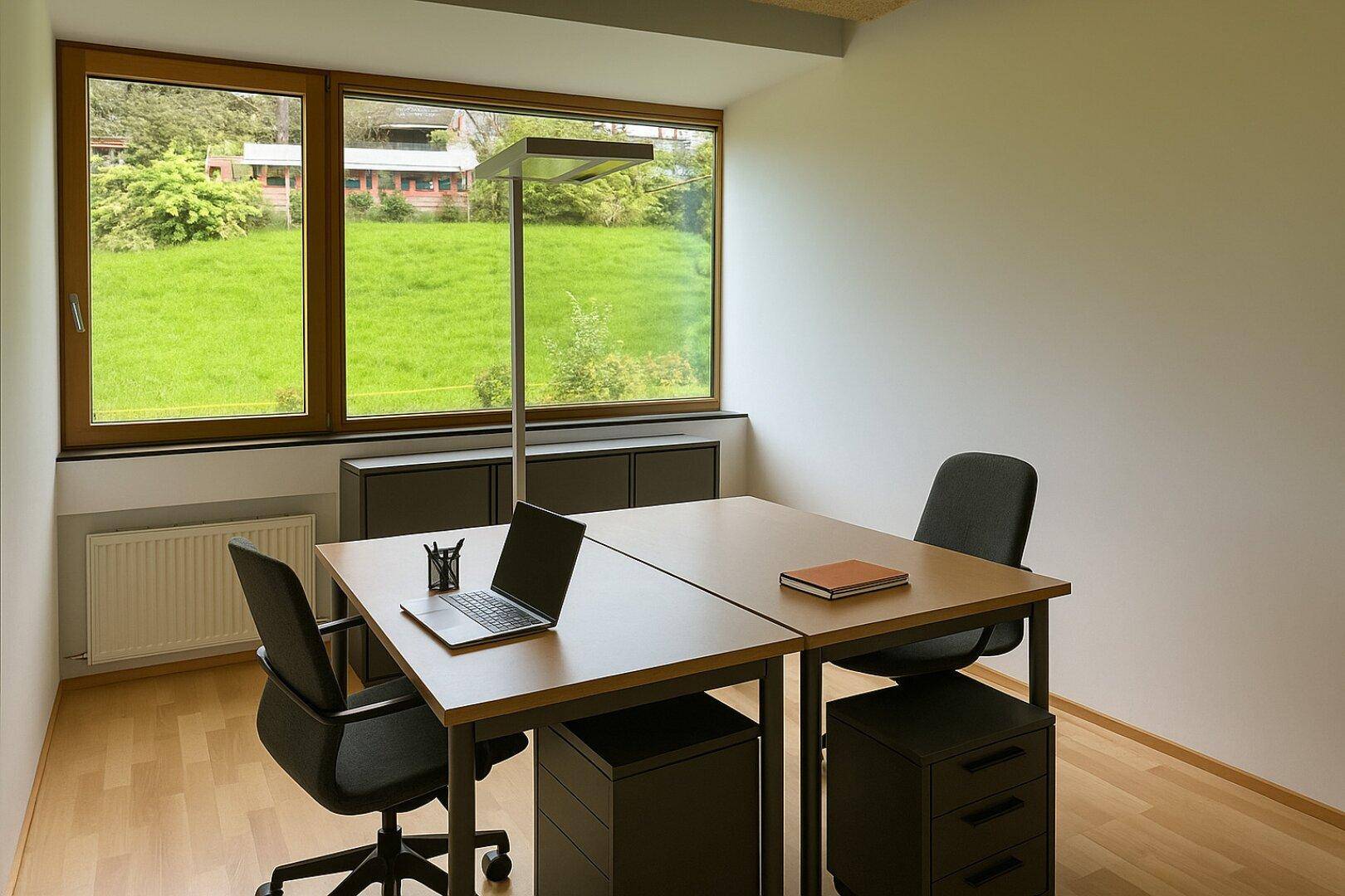 Funktionales Büro mit Arbeitsplätzen, Stauraum und einem weiten Ausblick auf die grüne Landschaft.