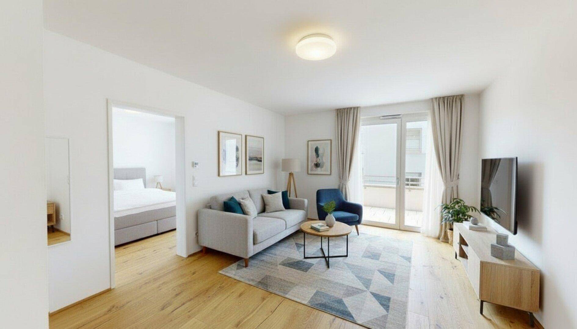 Modern eingerichtetes Wohnzimmer mit Holzboden, Sofa und Zugang zum Außenbereich.