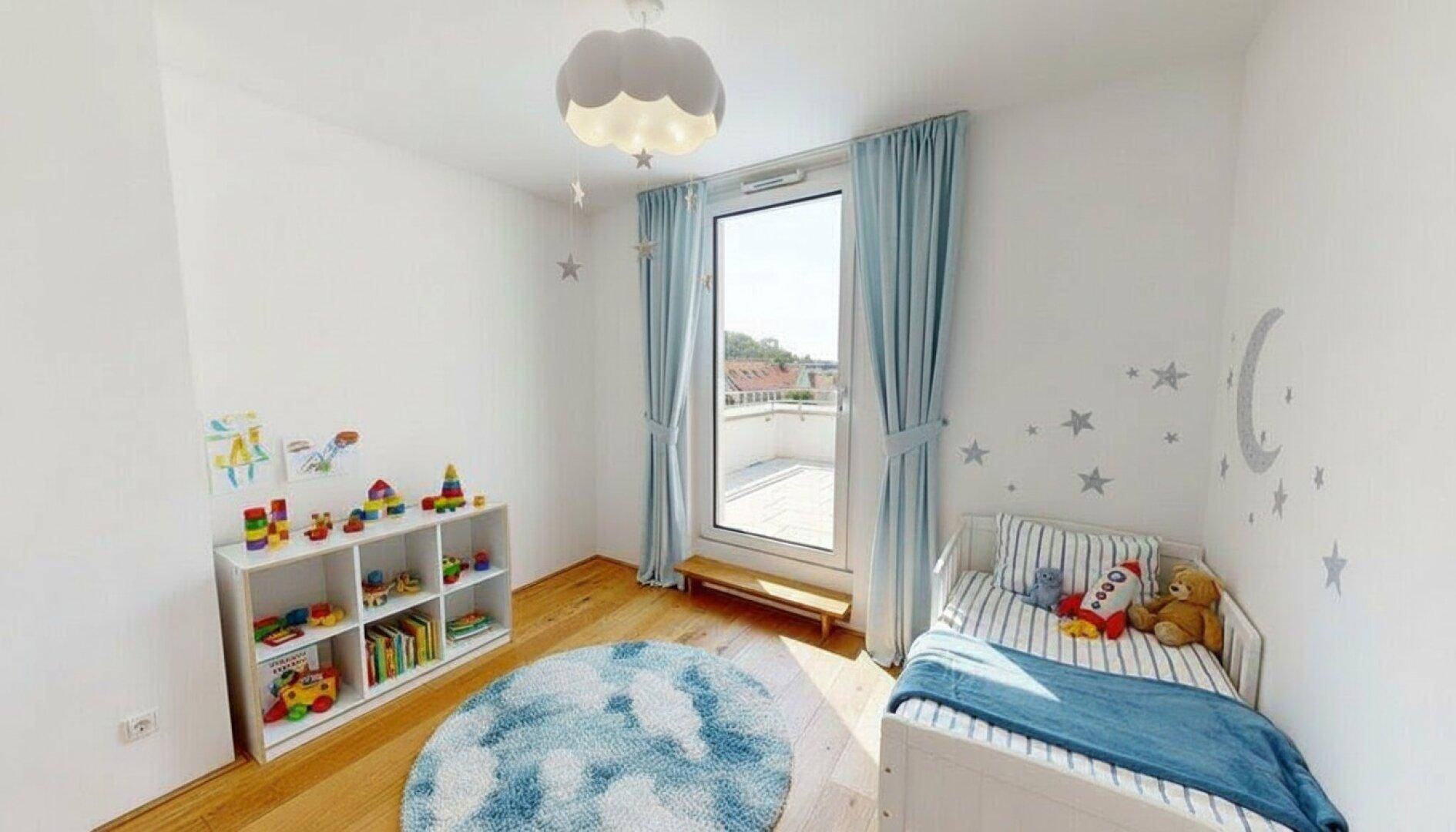 Virtuell inszeniertes Kinderzimmer mit hellem Parkettboden, kindgerechter Dekoration und Zugang zur Terrasse.