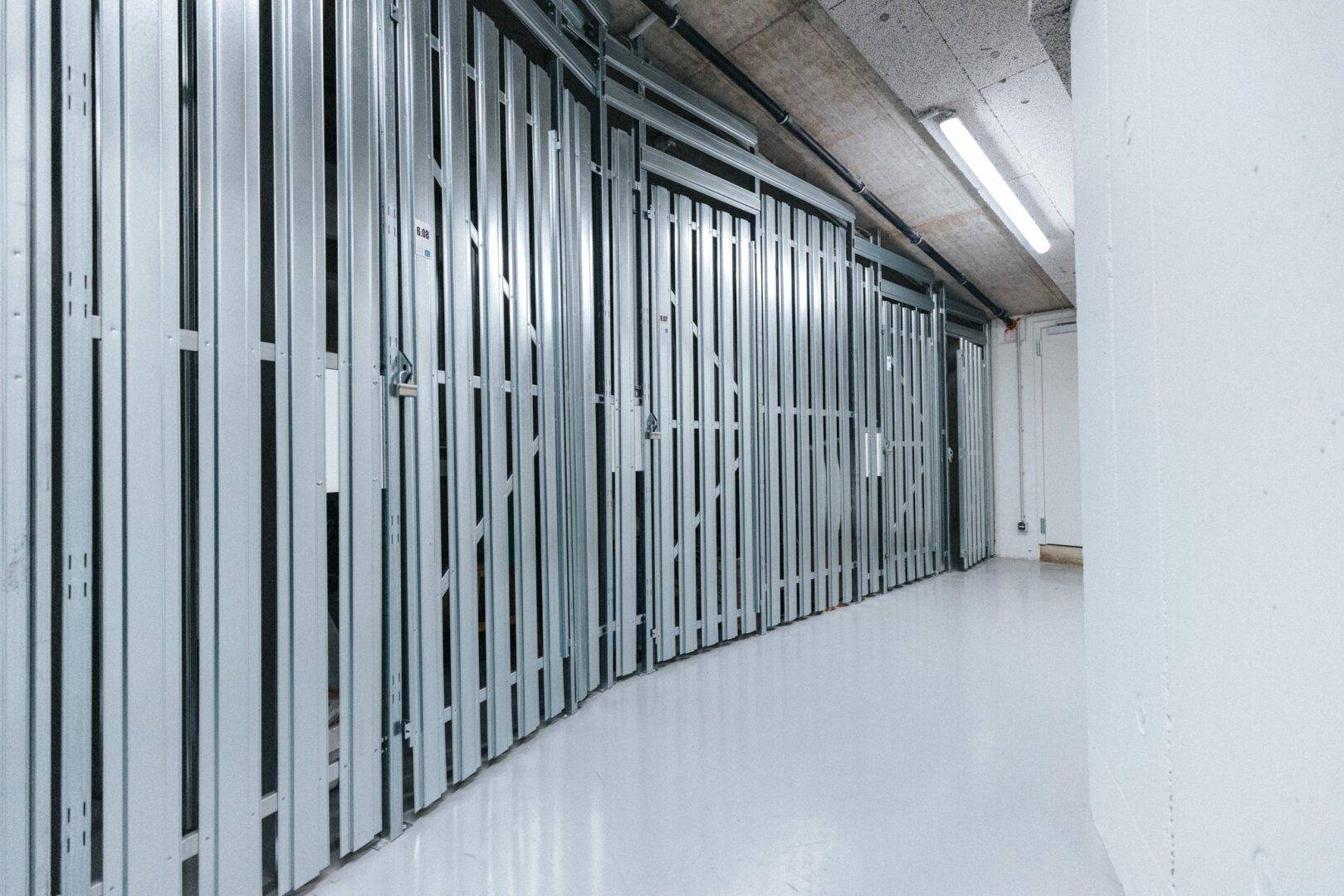 Kellerabteile mit Metalltüren bieten zusätzlichen Stauraum für die Bewohner.