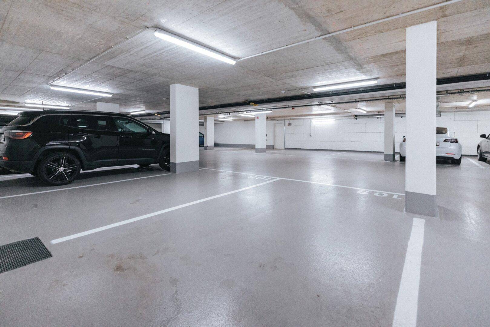 Tiefgarage mit ausreichend Parkplätzen und guter Beleuchtung für die Bewohner.