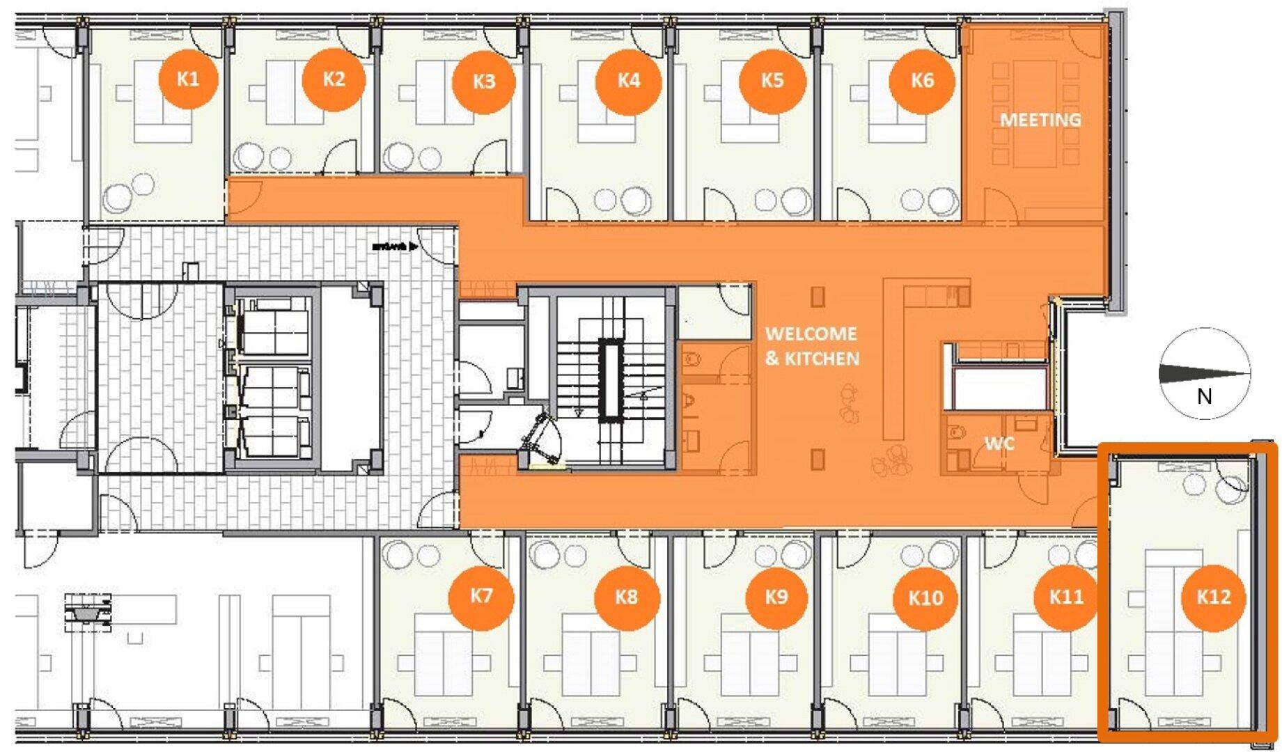 Detaillierter Grundriss einer Büroetage mit verschiedenen Räumen und Gemeinschaftsbereichen.