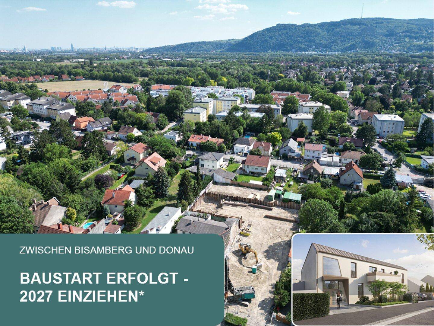 Luftaufnahme einer Wohngegend mit Baustelle, umgeben von Grünflächen und Bergen, mit Blick auf die Stadt.