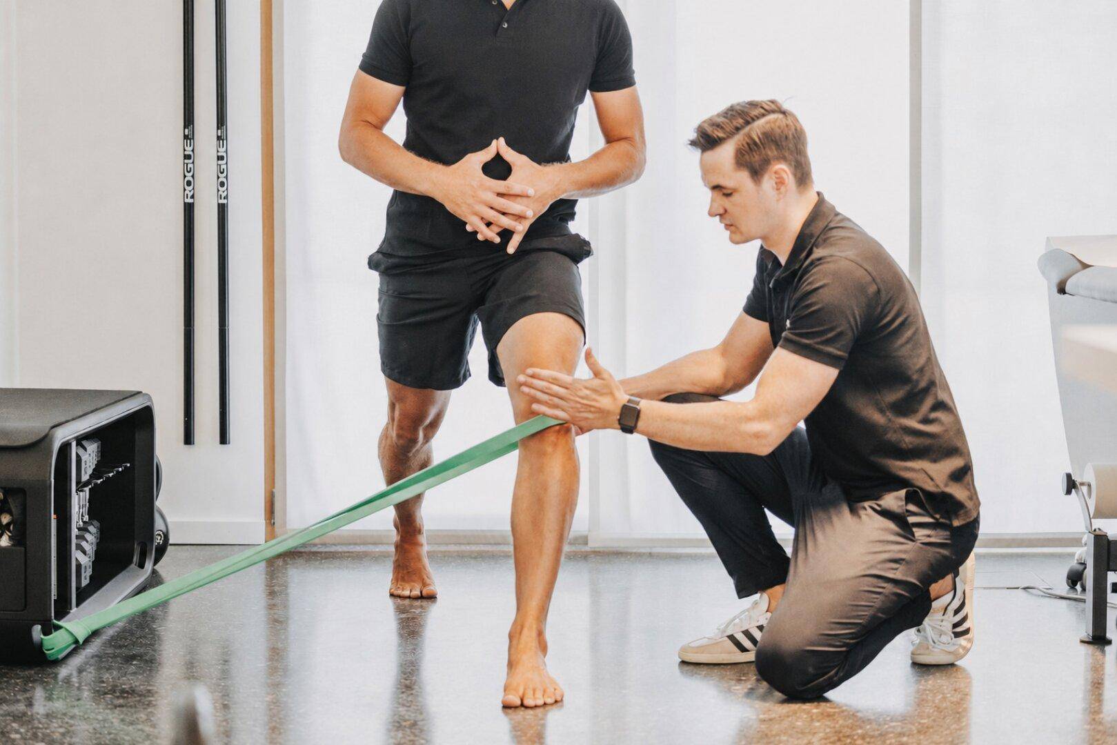 Nahaufnahme einer Physiotherapie-Sitzung in einem hellen, modernen Praxisraum mit professioneller Ausstattung.